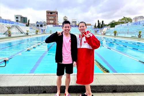 Anh Vien und ihr Bruder gewinnen 22 Goldmedaillen im Schwimmwettbewerb der Landesmeister - ảnh 1