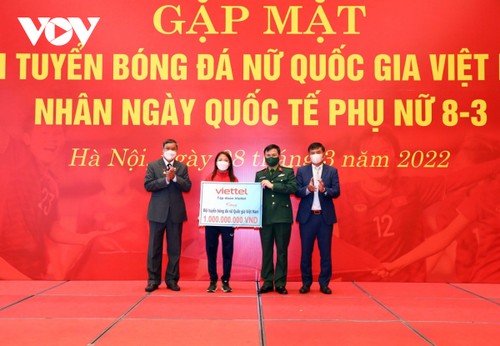   Vietnamesische Fußballauswahl der Frauen bekommt Geldprämie zum Tag der Frauen - ảnh 1