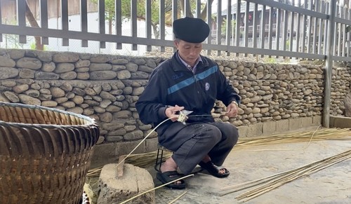 Rattan- und Bambusflechten im Bergdorf Ngoc Chien - ảnh 1