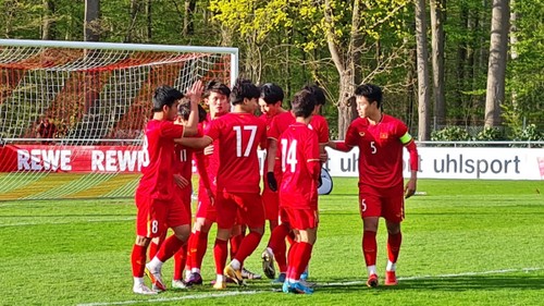 Vietnamesische Fußballauswahl der U17 siegt zum 2. Mal hintereinander in Deutschland - ảnh 1