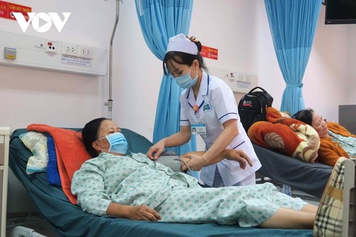 Donnerstag: Nur noch 7,116 -Neu-Infizierte von COVID-19 in Vietnam - ảnh 1