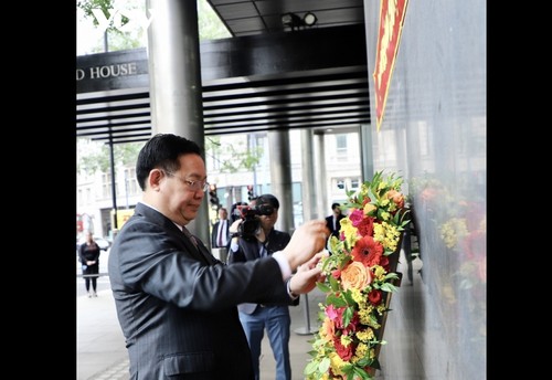 Parlamentspräsident legt Blumenkranz in London zum Andenken an Präsident Ho Chi Minh nieder - ảnh 1