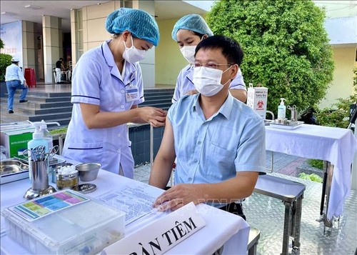 Am Montag sind 849 COVID-19-Neuinfizierte in Vietnam gemeldet worden - ảnh 1