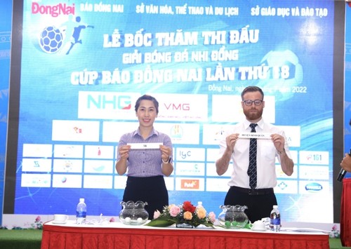 Elf Fußballmannschaften der Kinder nehmen an Wettbewerb der Dong Nai-Zeitung teil - ảnh 1