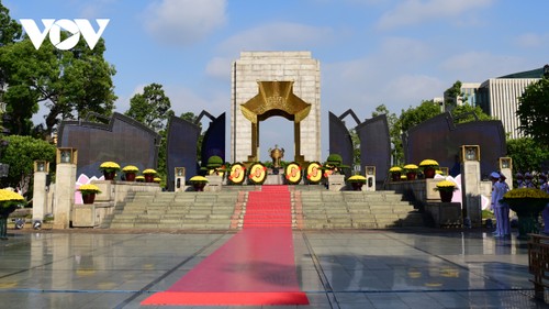 Spitzenpolitiker haben der gefallenen Soldaten gedacht und das Ho Chi Minh-Mausoleum besucht - ảnh 1
