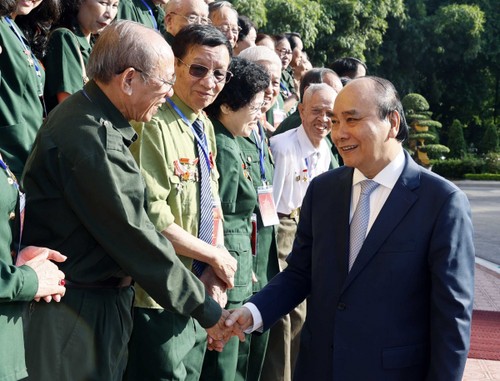 Staatspräsident Nguyen Xuan Phuc: Vorreiterrolle von ehemaligen Jugendfreiwilligen sollte verstärkt werden - ảnh 1