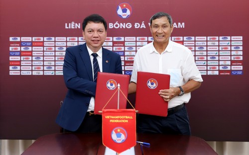 Trainer der vietnamesischen Fußballmannschaft der Frauen Mai Duc Chung verlängert Vertrag mit VFF - ảnh 1