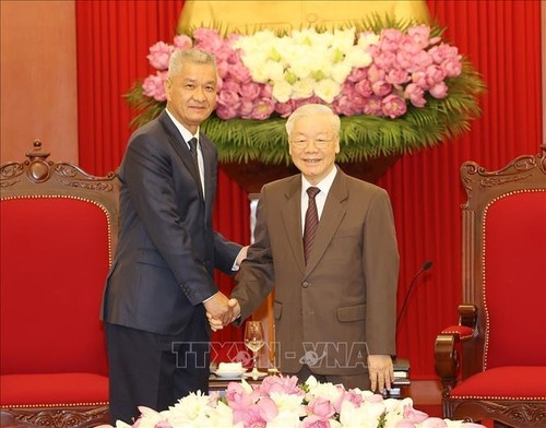 KPV-Generalsekretär Nguyen Phu Trong empfängt den Parteisekretär der laotischen Hauptstadt Vientiane - ảnh 1