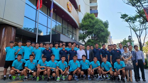 Vietnamesische U20-Fußballmannschaft besucht Generalkonsulat in Japan - ảnh 1