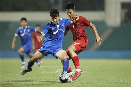 Qualifikationsrunde der U17-Fußball-Asienmeisterschaft 2023: Vietnam siegt gegen Nepal 5:0 - ảnh 1