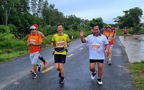 Fast 2.300 Sportler nehmen am Marathonlauf Ca Mau 2022 teil - ảnh 1