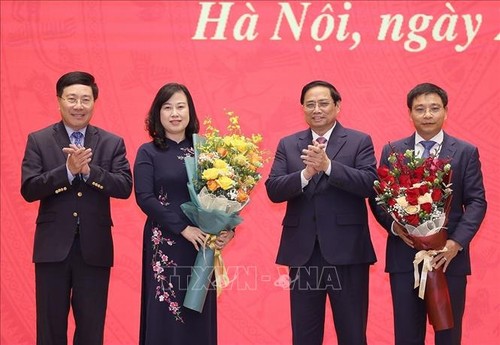 Premierminister Pham Minh Chinh überreicht Entscheidung an Gesundheitsministerin und Verkehrsminister - ảnh 1