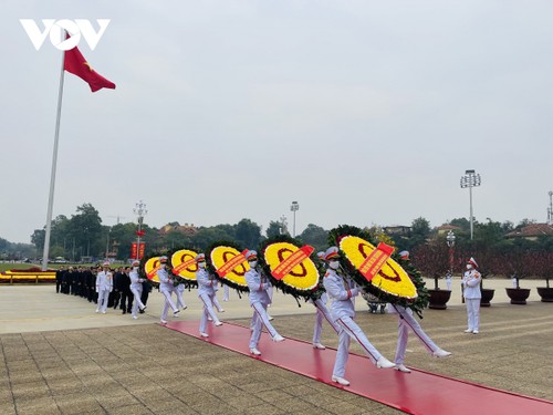 Spitzenpolitiker der Partei und des Staates besuchen Ho Chi Minh-Mausoleum - ảnh 1