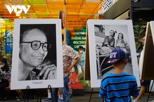 Fotoausstellung zum 84. Geburtstag von Trinh Cong Son - ảnh 1