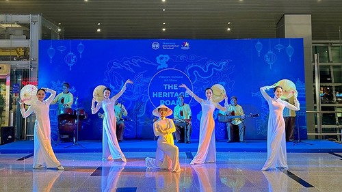 Traditionelle Kunst für Touristen auf Flughafen Da Nang - ảnh 1