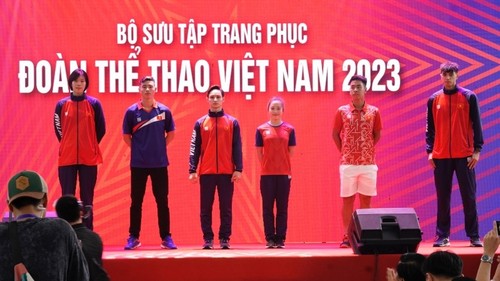 Präsentation von Trikots der vietnamesischen Sportgelegation bei SEA Games 32 - ảnh 1
