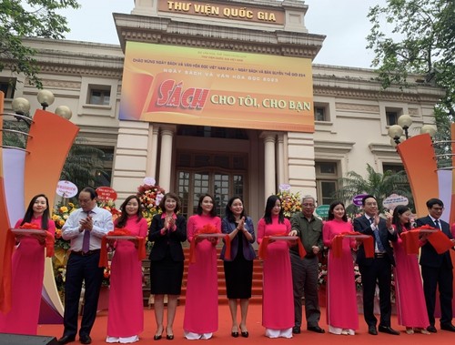 Lebhafte Aktivitäten zum Tag des Buches und Lesekultur Vietnams 2023 - ảnh 1