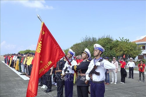  Auslandsvietnamesen aus 22 Ländern besuchen die Insel Truong Sa und den Wachturm DK1 - ảnh 1