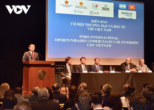 Parlamentspräsident Vuong Dinh Hue nimmt an Unternehmensforum in Santa Fe in Argentinien teil - ảnh 1