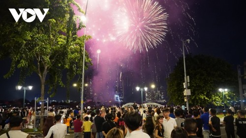 Bewohner von Ho Chi Minh Stadt sind vom Feuerwerk begeistert - ảnh 1