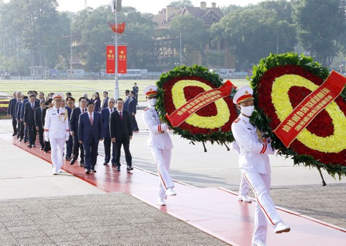 Leiter der Partei und des Staates besuchen Ho Chi Minh-Mausoleum - ảnh 1