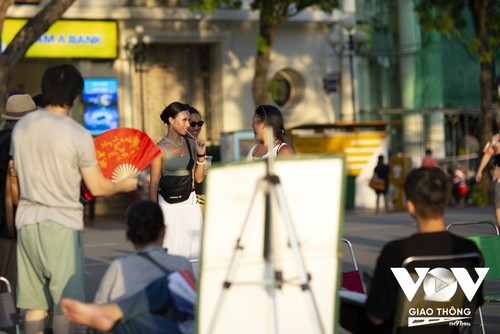 Anzahl ausländischer Touristen im Altstadtviertel Hanois wächst - ảnh 5