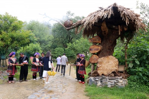 Kulturen der Volksgruppen in Lai Chau hinterlassen Eindrücke bei Touristen - ảnh 1