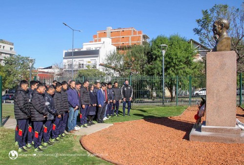 Vietnamesisches Futsalteam besucht Ho Chi Minh-Statue in Buenos Aires - ảnh 1