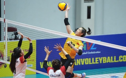 Vietnamesische Volleyballmannschaft der Frauen siegt gegen Usbekistan mit 3:0 - ảnh 1
