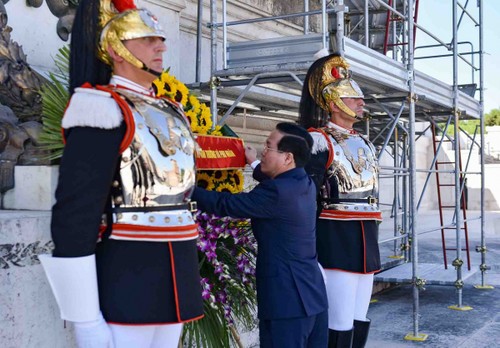 Staatspräsident Vo Van Thuong legt Blumenkranz am Nationaldenkmal in Rom nieder - ảnh 1
