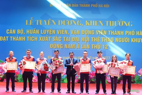 Hanoi zeichnet Sportler mit Behinderungen und ihre Trainer aus - ảnh 1