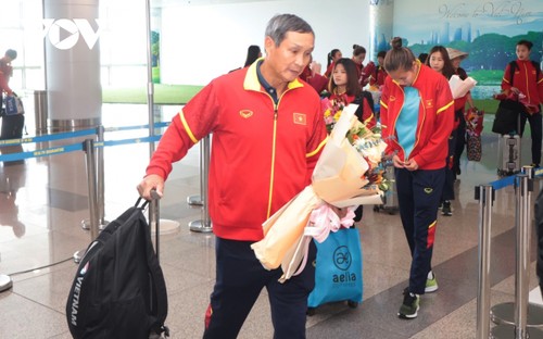 Vietnamesische Fußballmannschaft der Frauen kehrt nach WM 2023 heim - ảnh 1