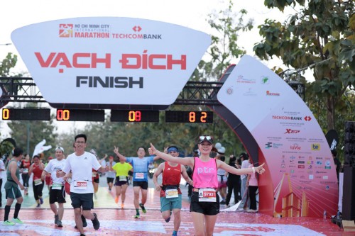 15.000 Menschen nehmen am Marathonlauf in Ho Chi Minh-Stadt teil - ảnh 1