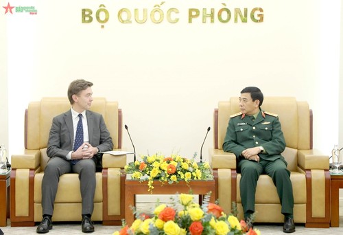Verteidigungsminister Phan Van Giang empfängt EU-Botschafter in Vietnam - ảnh 1