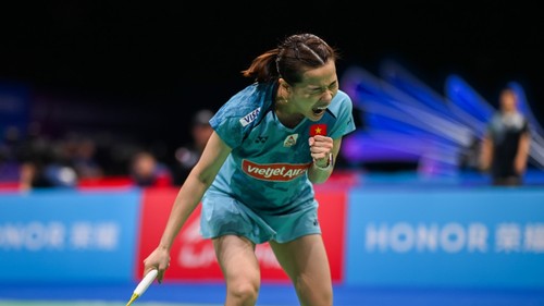 Badmintonspielerin Nguyen Thuy Linh siegt gegen die Weltranglistefünfte  - ảnh 1