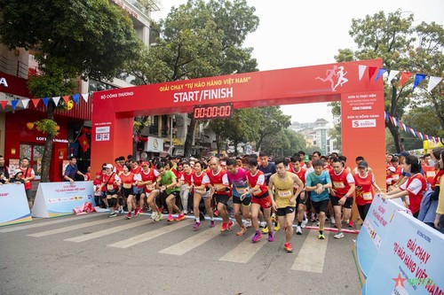 Mehr als 1.000 Menschen nehmen am Marathon “Stolz auf vietnamesische Waren” teil - ảnh 1