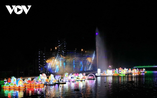 Tourismusfestival- Laterne auf dem Fluss Ninh Kieu  - ảnh 1
