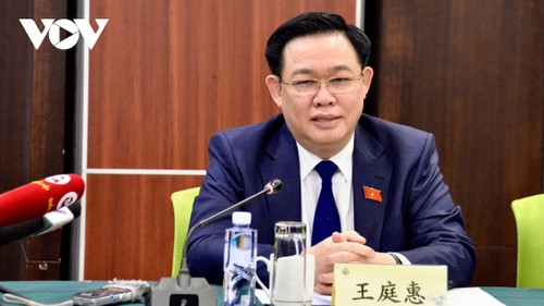 Parlamentspräsident Vuong Dinh Hue besucht Gesetzgebungszentrum in Shanghai - ảnh 1