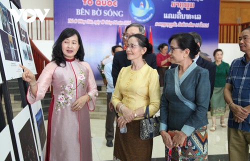 Eröffnung der Fotoausstellung zum Thema Meer und Inseln Vietnams in Laos  - ảnh 1