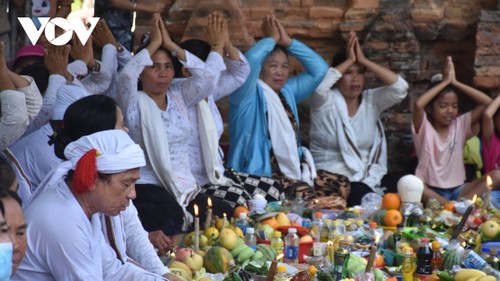 Zehntausende Menschen nehmen am Ponagar-Tempelfest teil - ảnh 1