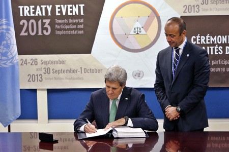 US becomes 91st country to sign Arms Trade Treaty - ảnh 1