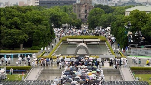 Japan commemorates Hiroshima bombing victims - ảnh 1