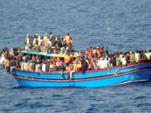 Illegal immigrants flood to Italy by sea - ảnh 1