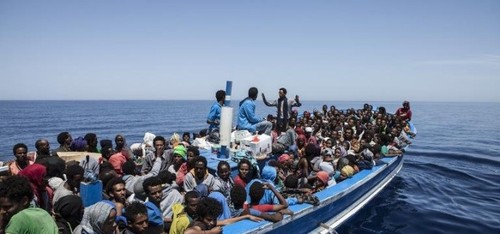 EU approves naval mission against migrant traffickers - ảnh 1