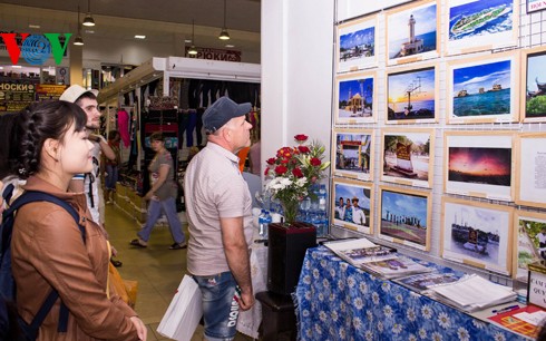  Photo exhibition on Vietnam’s sea and islands held in Russia - ảnh 1