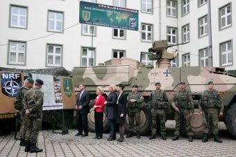 US deploys heavy weapons in central and eastern Europe - ảnh 1