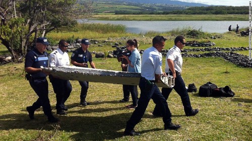  MH370: Possible airplane debris found in Indian Ocean  - ảnh 1