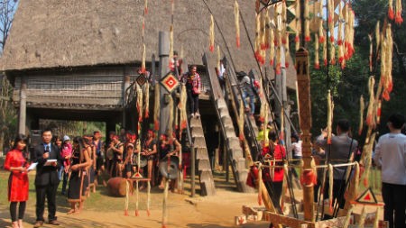 Gong performances of the Bahnar at Vietnam Museum of Ethnology  - ảnh 1
