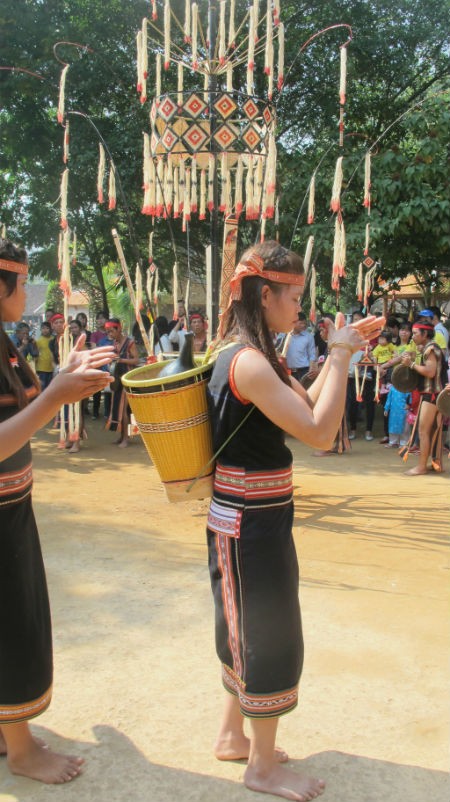 Gong performances of the Bahnar at Vietnam Museum of Ethnology  - ảnh 4