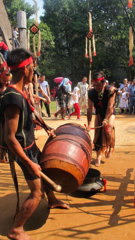 Gong performances of the Bahnar at Vietnam Museum of Ethnology  - ảnh 7